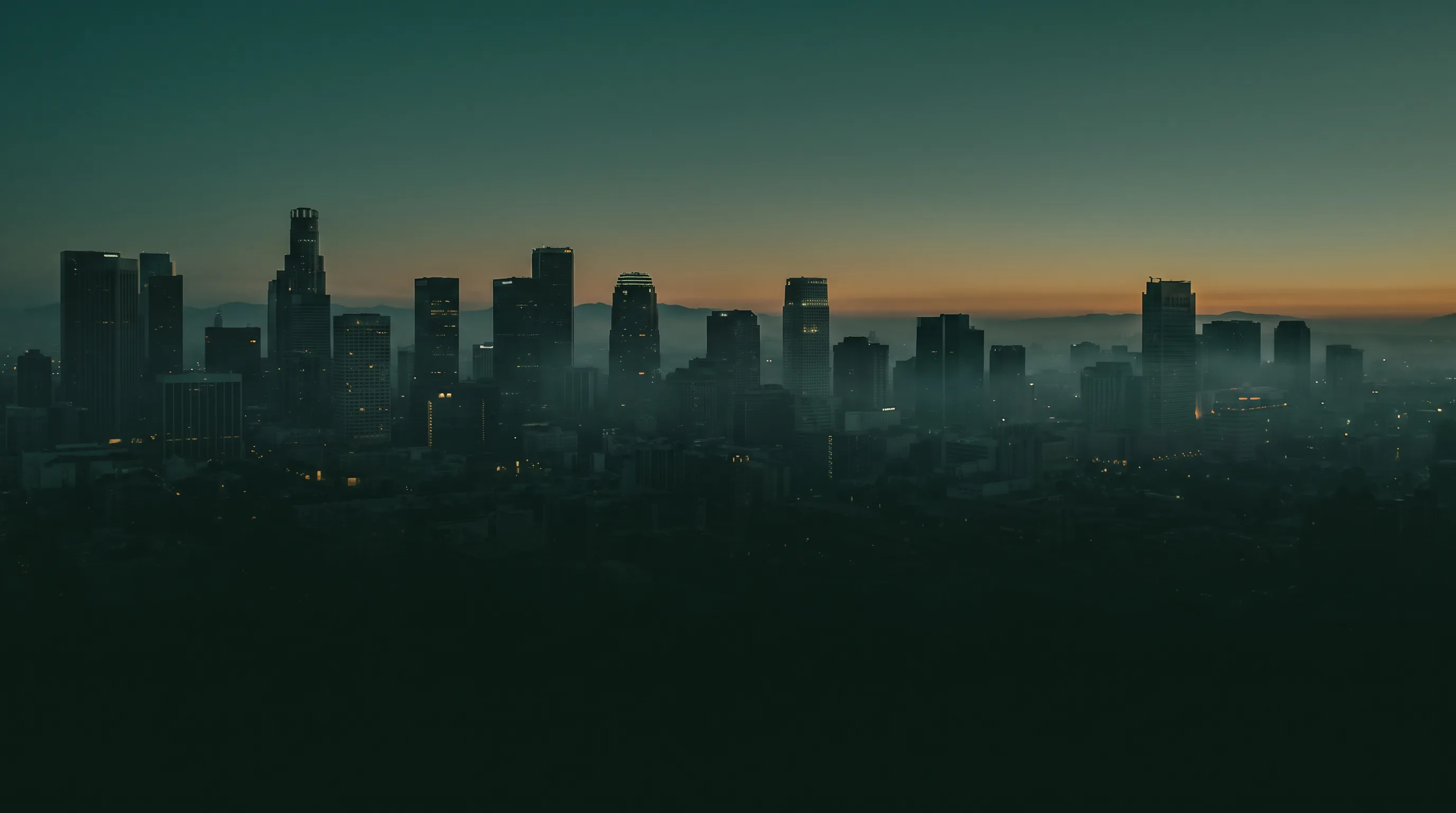 Skyline einer Metropole im Morgengrauen, kurz bevor der Tag beginnt